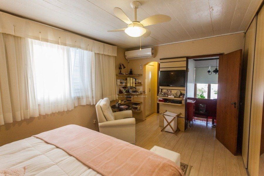 Casa para Venda - 400m², 3 dormitórios, sendo 1 suites, 5 vagas - Cristal