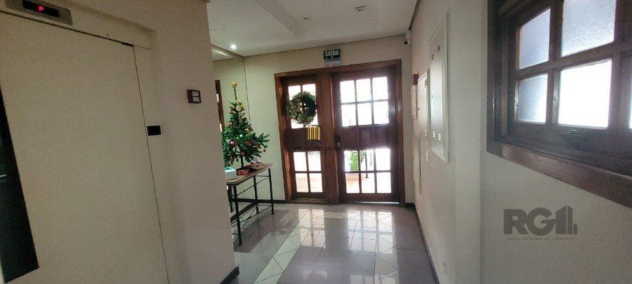Apartamento de 2 dormitórios grande com suite, sacada fechada com churrasqueira, elevador, garagem, no Bairro São João / Higienópolis