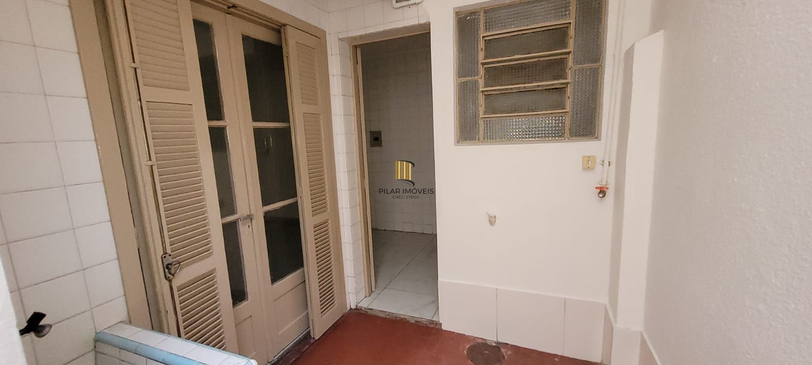 VENDA apartamento de 2 quartos térreo, localizado na rua Felipe de Oliveira, bairro Petrópolis