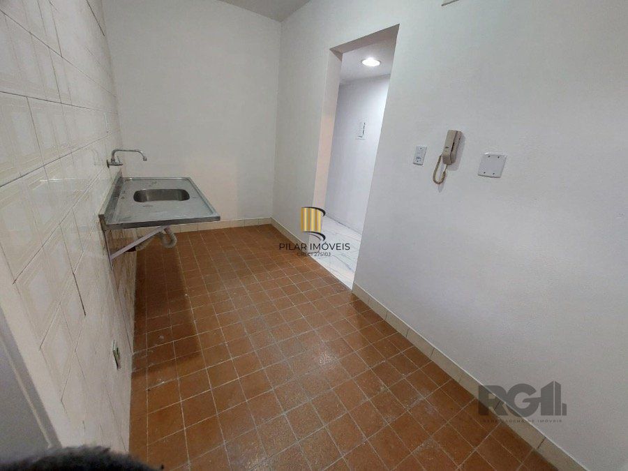 Apartamento com 54,70 m² de área privativa com dois dormitórios, sala, cozinha e área de serviço. Reformado.  Piso porcelanato
