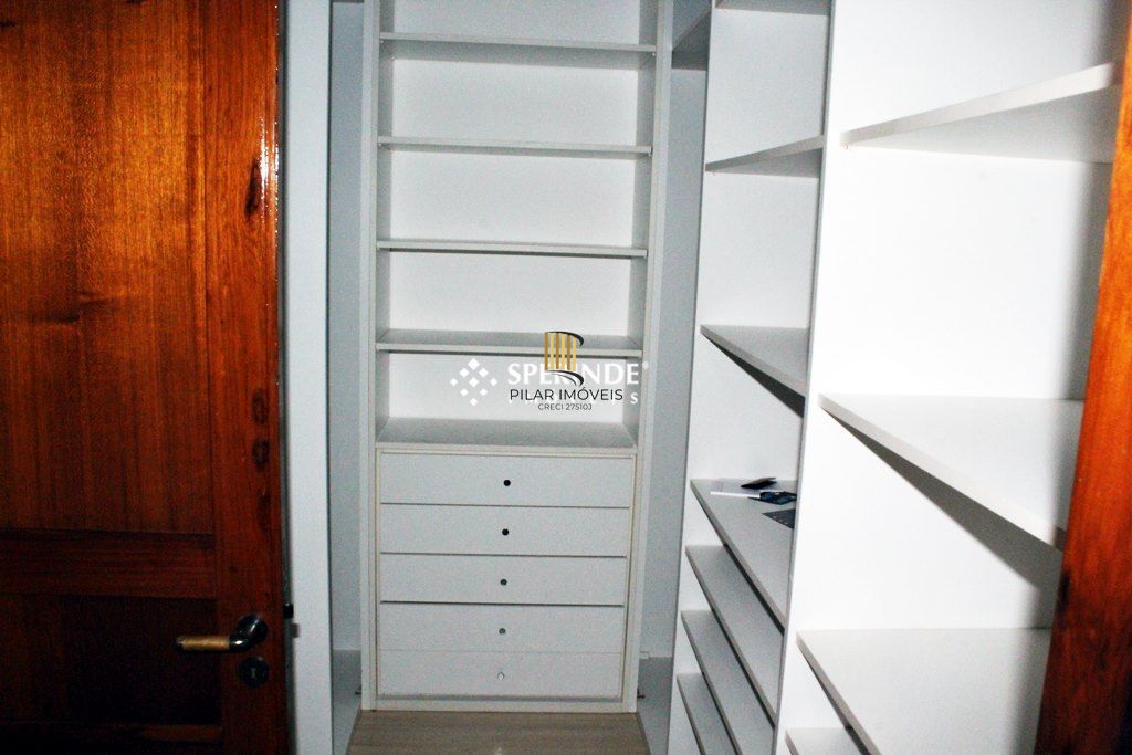Venda Apartamento tipo Cobertura horizontal com vista panorâmica com Três quartos, uma suíte com banheira de hidromassagem, closet. Junto ao Menino Deus