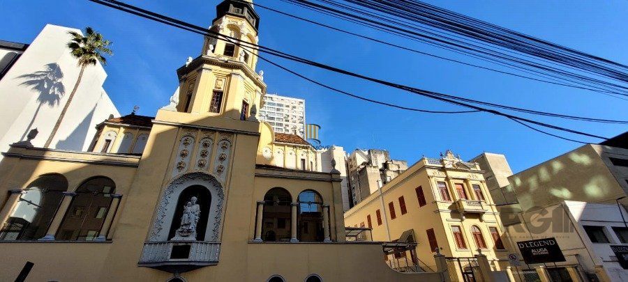 Apartamento a venda na Avenida Alberto Bins com 4 quartos, 2 banheiros, elevador, frente a fundos,  no coração do Centro Histórico de Porto Alegre