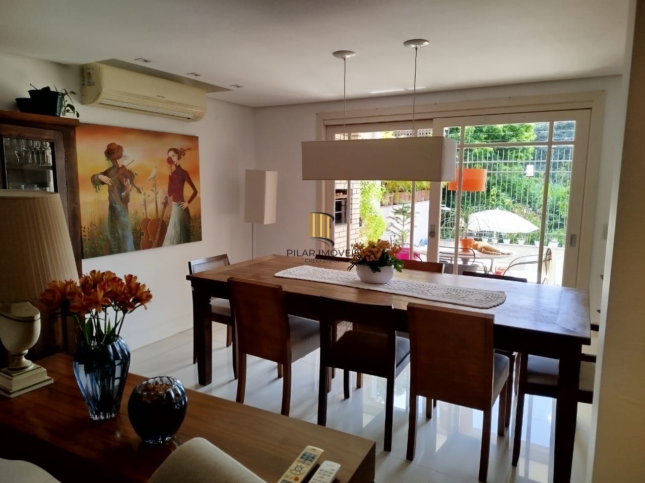 Venda casa em condomínio semi-novo com 330 metros quadrados privativos, 3 suítes, sendo 2 imensas e uma delas com lareira, lavabo, churrasqueira, terraço, piscina
