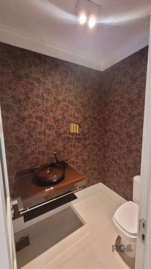 Venda, casa com 3 dormitórios, sendo 2 suítes, piscina, opção para 4º dormitório, 4 vagas, na Chácara das pedras, Porto Alegre RS