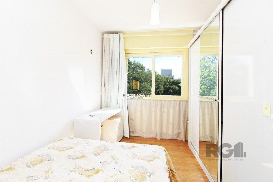 Apartamento 2 dormitórios com excelente localização, ventilado e iluminado., mobiliado, com churrasqueira ,  split nos quartos.