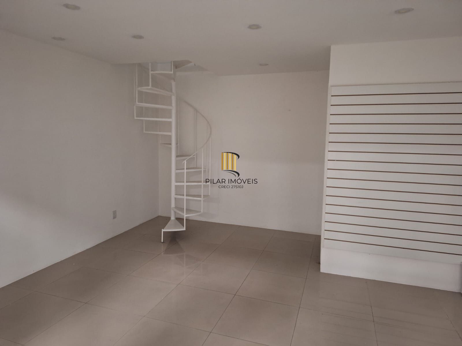 LOJA TÉRREA NA GALERIA QUINTA AVENIDA CENTER, Bairro Moinhos ,45,38 m2 com mezanino com vaga de garagem.