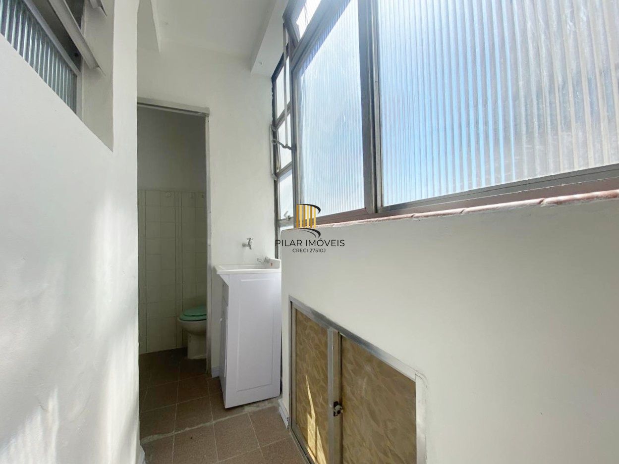 Apartamento  reformado de 3 dormitórios transformado em 2 perto da Redenção