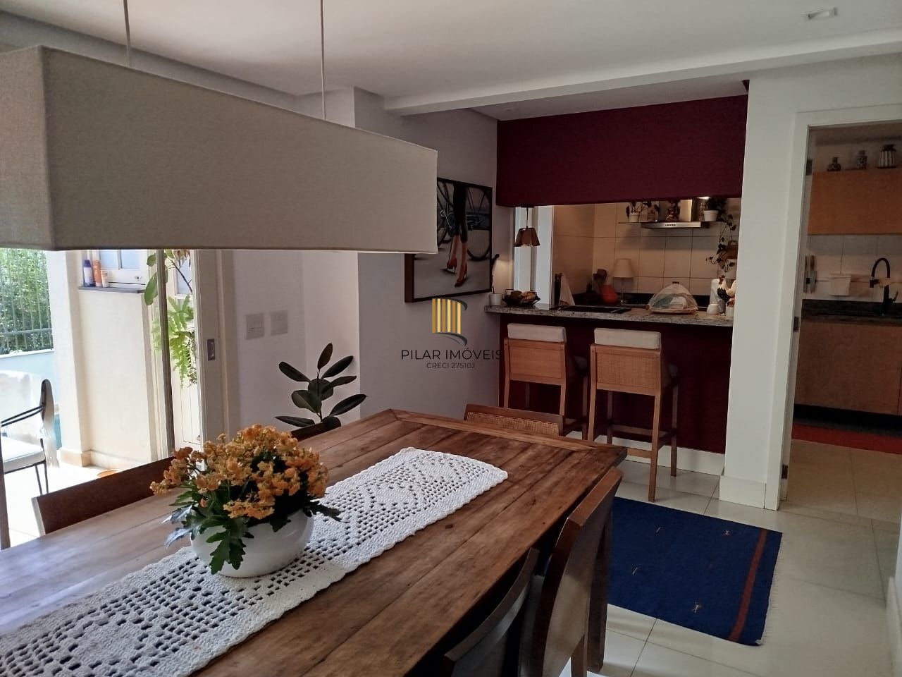 Venda casa em condomínio semi-novo com 330 metros quadrados privativos, 3 suítes, sendo 2 imensas e uma delas com lareira, lavabo, churrasqueira, terraço, piscina