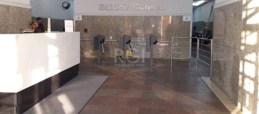 Sala comercial com 55,0 m2, com 2 banheiros e piso com porcelanato.
