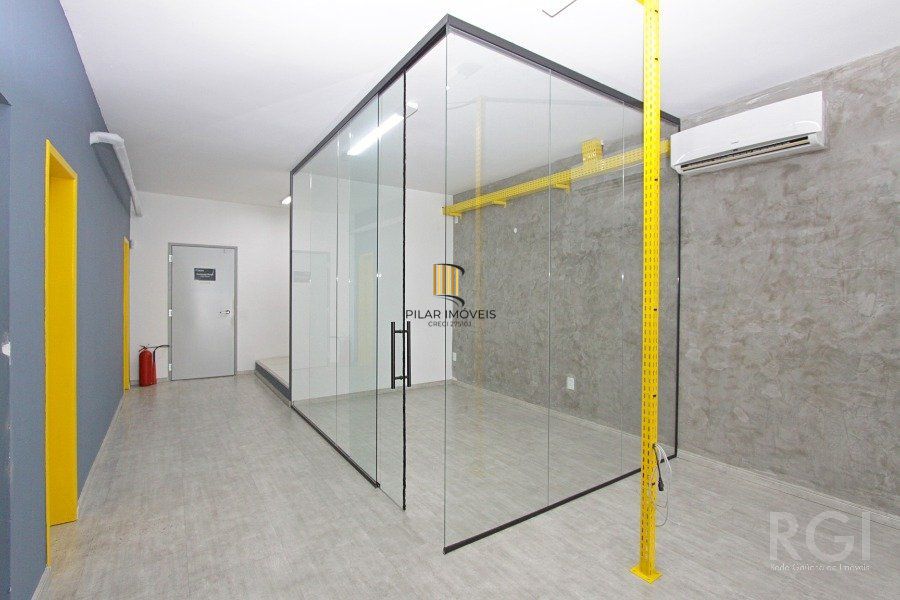 PRÉDIO COMERCIAL PARA SEDE DE EMPRESA COM  400 m²  na AVENIDA BAHIA, SÃO GERALDO,  JUNTO AO RESTAURANTE  KONKA Porto Alegre