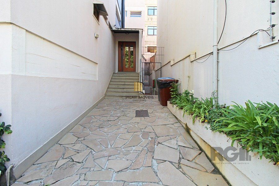 Apartamento 2 dormitórios com excelente localização, ventilado e iluminado., mobiliado, com churrasqueira ,  split nos quartos.