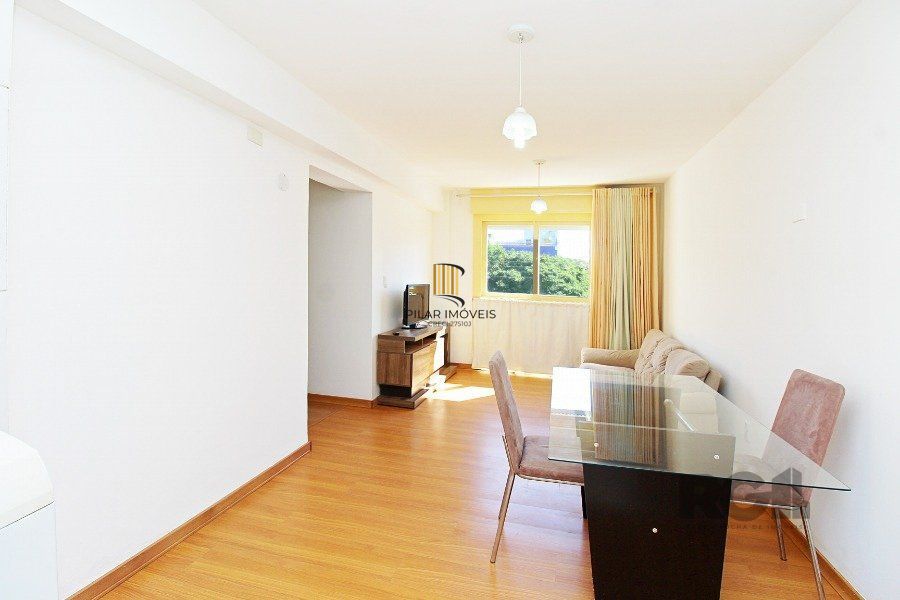 Apartamento 2 dormitórios com excelente localização, ventilado e iluminado., mobiliado, com churrasqueira ,  split nos quartos.