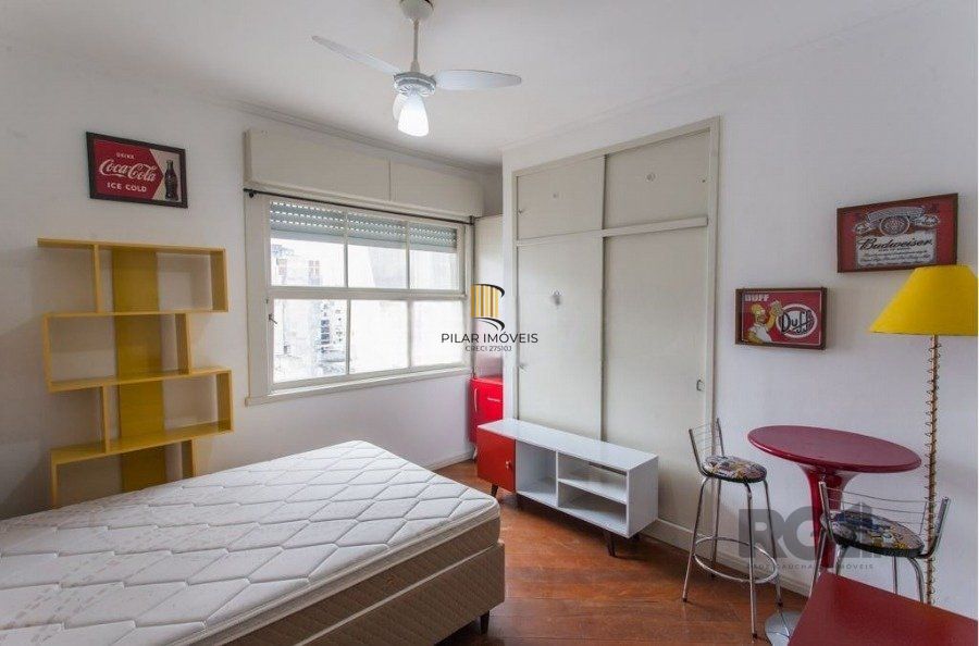 Excelente apto. JK com , banheiro montado, cozinha com armários, piso laminado, semi mobiliado, port. 24:00hrs, 02 elevadores.