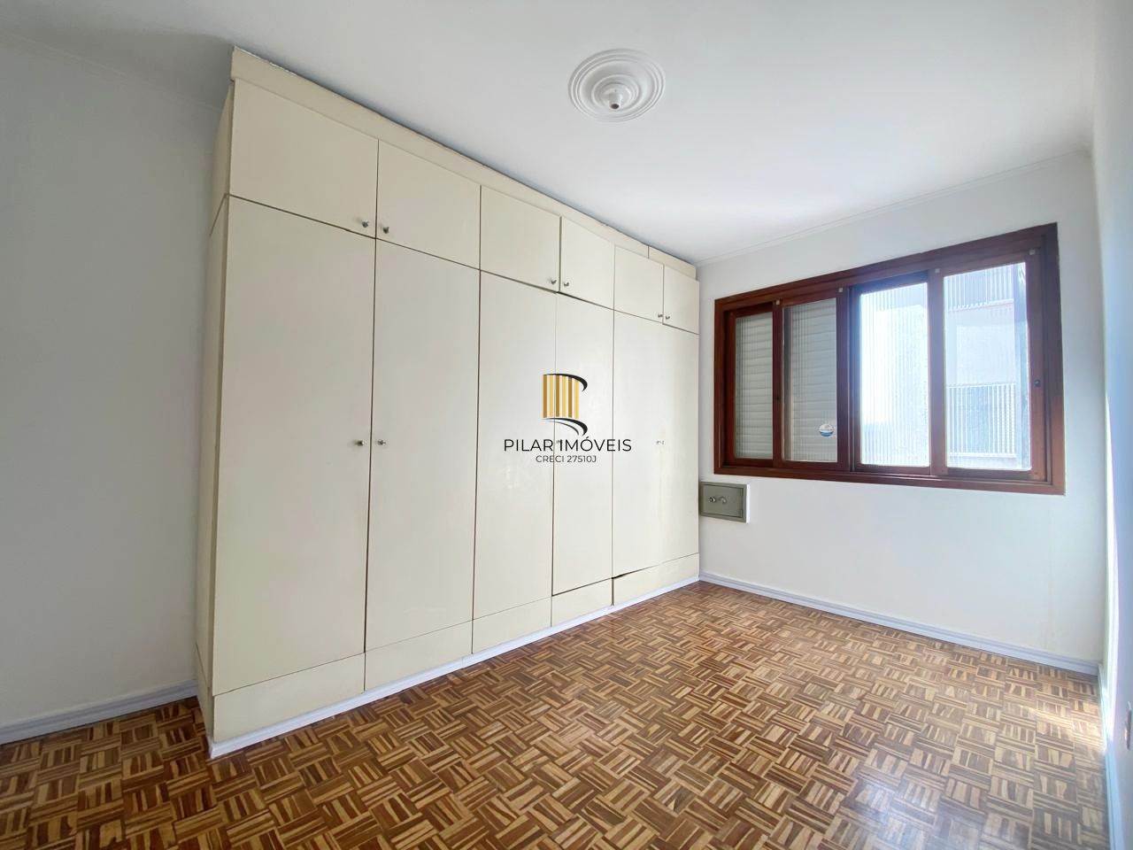 Apartamento  reformado de 3 dormitórios transformado em 2 perto da Redenção