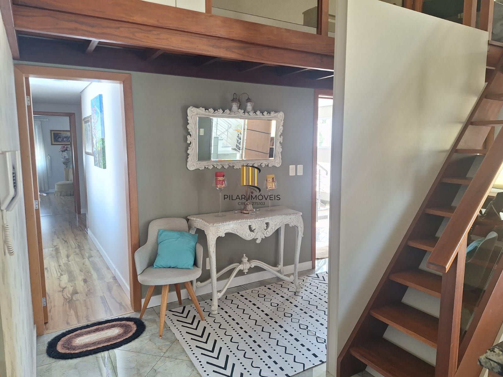 Excelente prédio na Vila Jardim Porto Alegre, de 870 metros de área construída com 02 apartamentos sendo  (#201 com 173,13m2 ) (#202 com 211,45m2) e 01cobertura com 180,00m2, sendo as 03 unidades totalmente mobiliadas com moveis sob medida, equipamentos de 1ª qualidade, Prédio com 05 vagas para estacionamento interno, coberto.