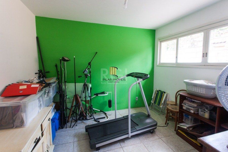 Casa para Venda - 400m², 3 dormitórios, sendo 1 suites, 5 vagas - Cristal