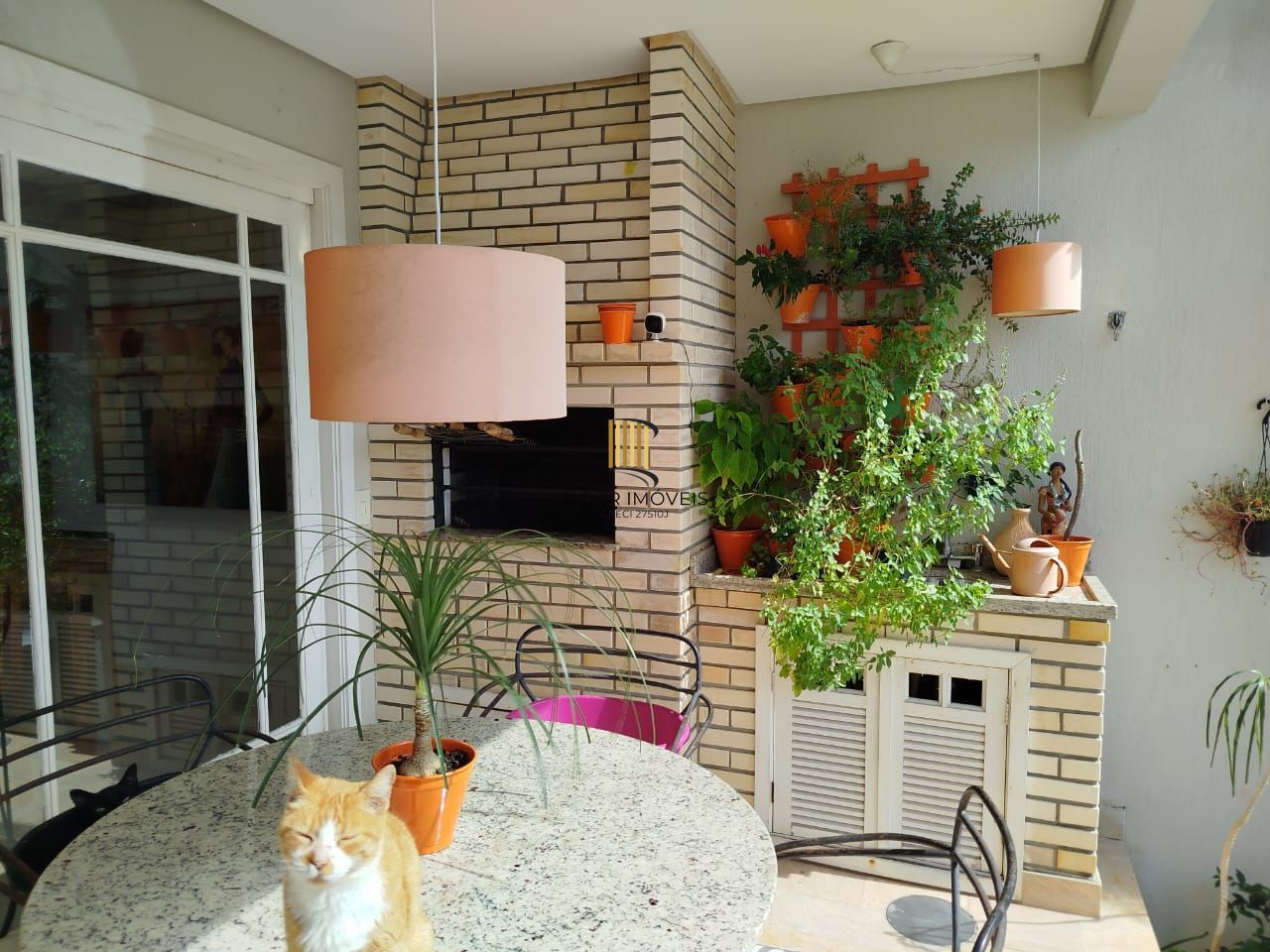 Venda casa em condomínio semi-novo com 330 metros quadrados privativos, 3 suítes, sendo 2 imensas e uma delas com lareira, lavabo, churrasqueira, terraço, piscina