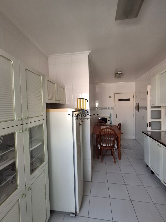 Apartamento de 2 dormitórios 76,90 m² de área privativa, com living para 2 ambientes com piso em tabuão