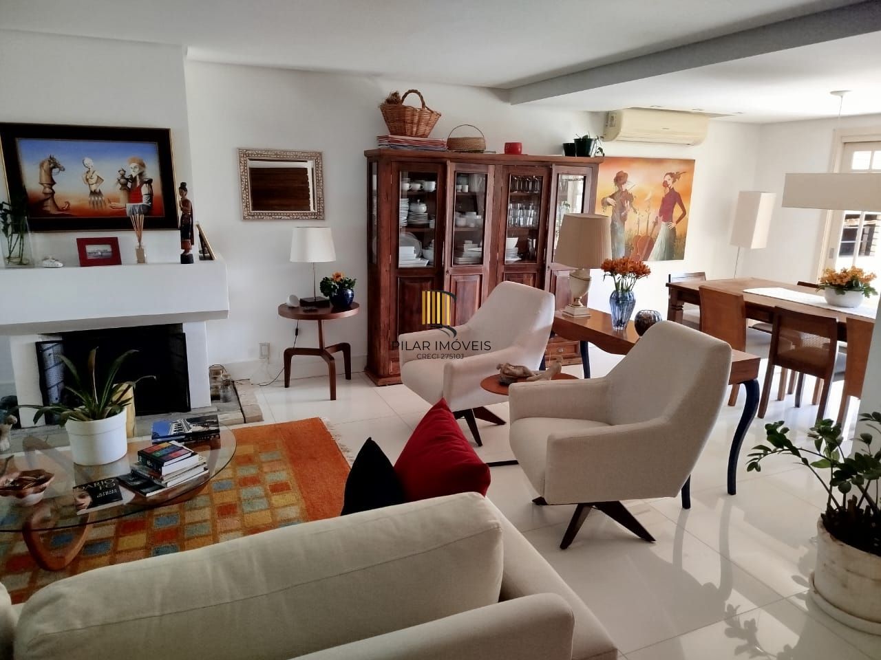 Venda casa em condomínio semi-novo com 330 metros quadrados privativos, 3 suítes, sendo 2 imensas e uma delas com lareira, lavabo, churrasqueira, terraço, piscina