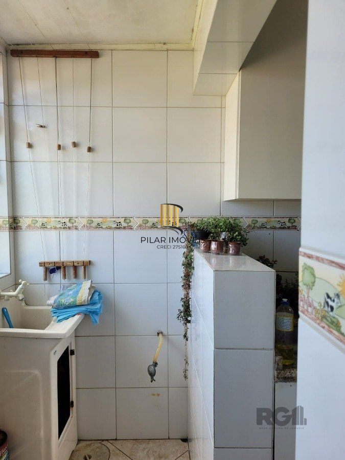 Apartamento 2 dormitórios com vaga no Bairro Cristal.