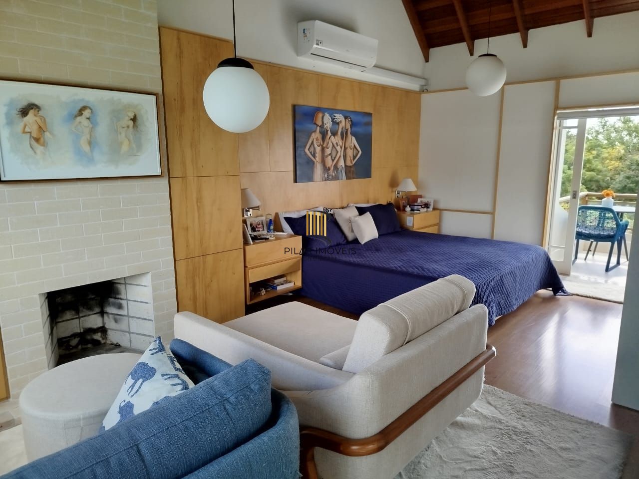 Venda casa em condomínio semi-novo com 330 metros quadrados privativos, 3 suítes, sendo 2 imensas e uma delas com lareira, lavabo, churrasqueira, terraço, piscina