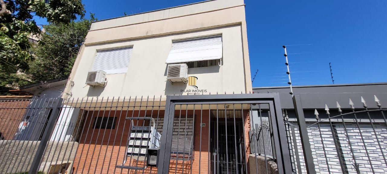 VENDA apartamento de 2 quartos térreo, localizado na rua Felipe de Oliveira, bairro Petrópolis