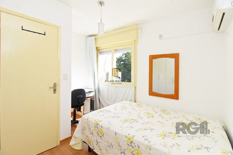 Apartamento 2 dormitórios com excelente localização, ventilado e iluminado., mobiliado, com churrasqueira ,  split nos quartos.