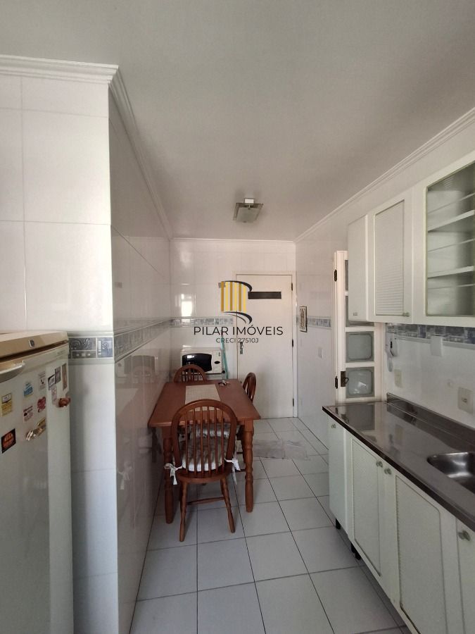 Apartamento de 2 dormitórios 76,90 m² de área privativa, com living para 2 ambientes com piso em tabuão