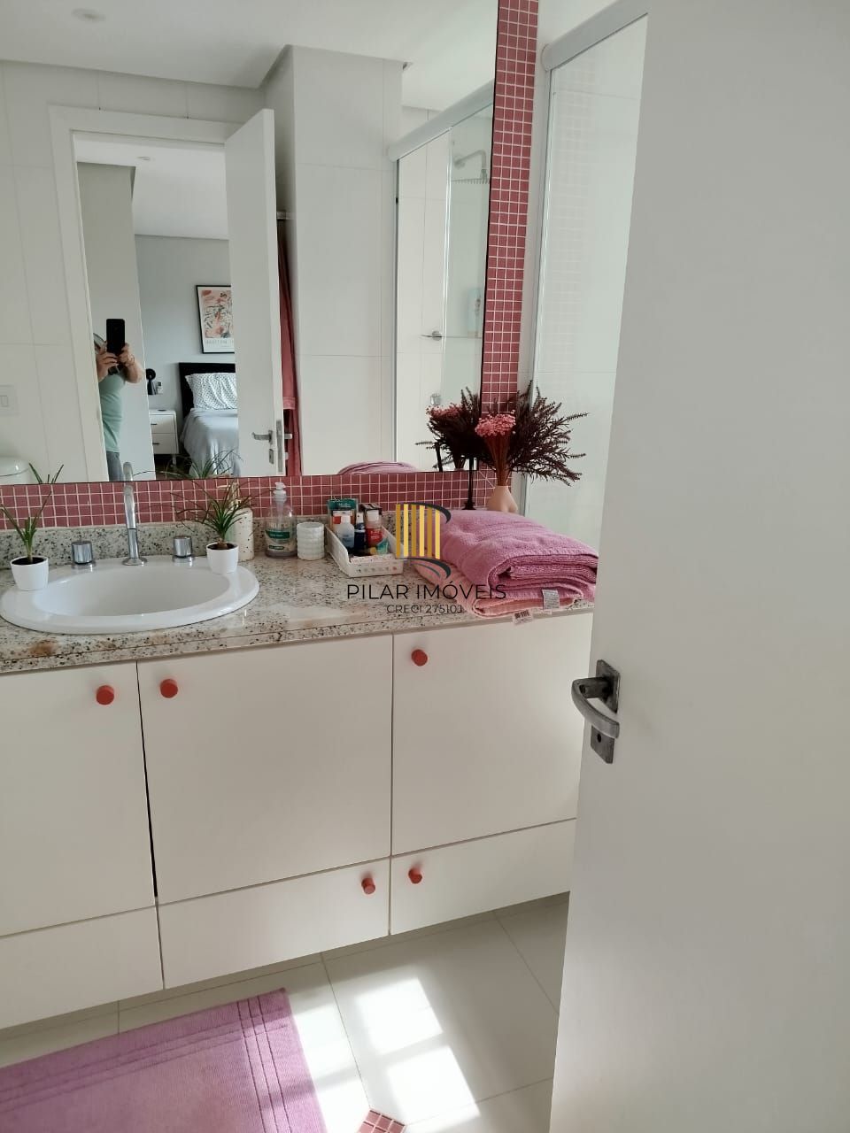 Venda casa em condomínio semi-novo com 330 metros quadrados privativos, 3 suítes, sendo 2 imensas e uma delas com lareira, lavabo, churrasqueira, terraço, piscina