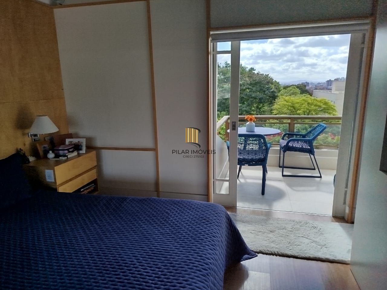 Venda casa em condomínio semi-novo com 330 metros quadrados privativos, 3 suítes, sendo 2 imensas e uma delas com lareira, lavabo, churrasqueira, terraço, piscina