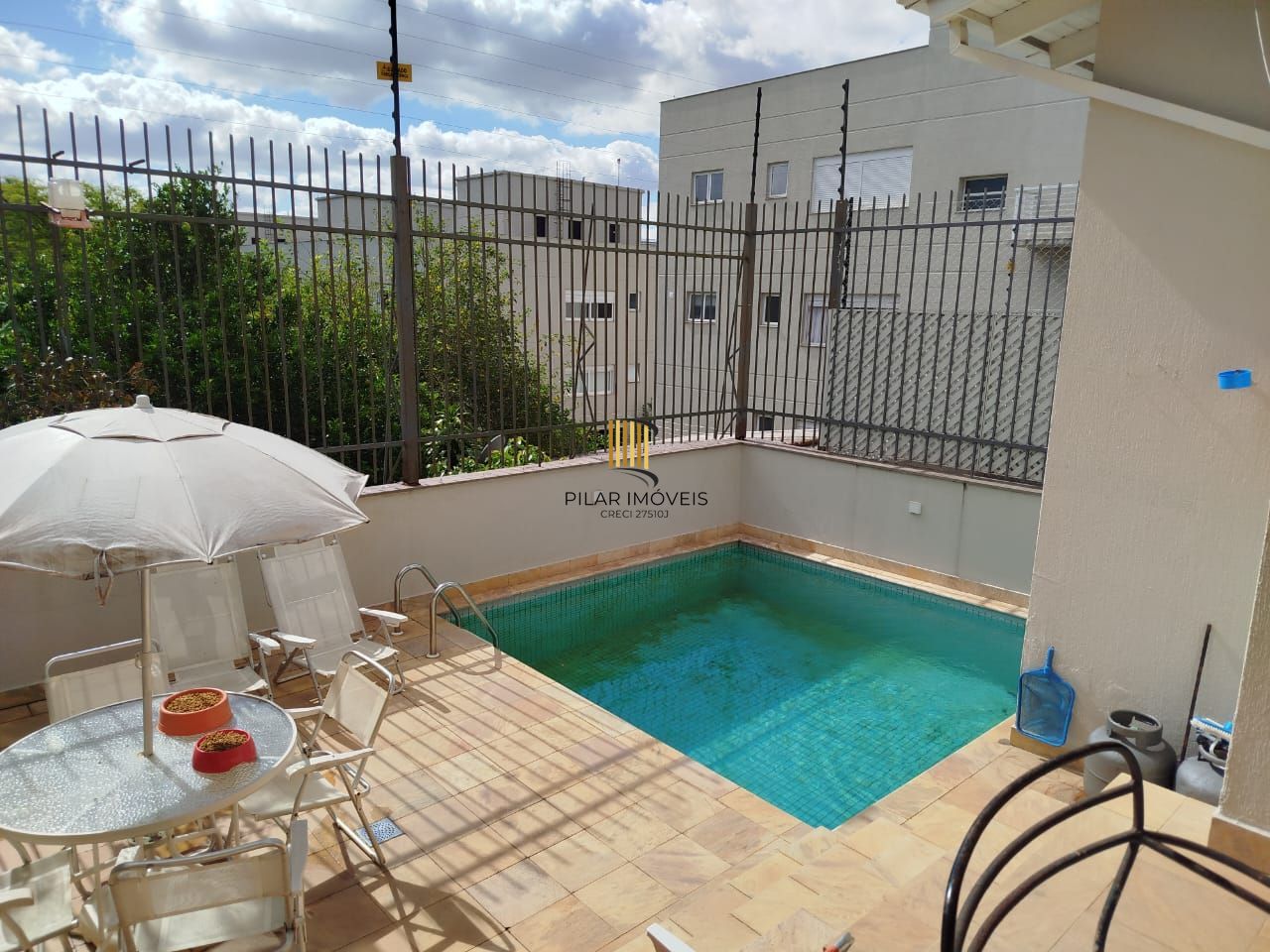 Venda casa em condomínio semi-novo com 330 metros quadrados privativos, 3 suítes, sendo 2 imensas e uma delas com lareira, lavabo, churrasqueira, terraço, piscina