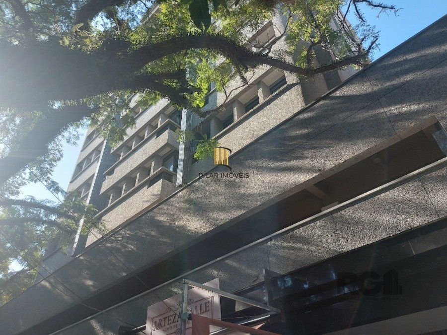 sala comercial, medindo 36,12 m² área privativa e 49,27 m² de área total, com 1 box coberto duplo, localizada no Moinhos de Vento