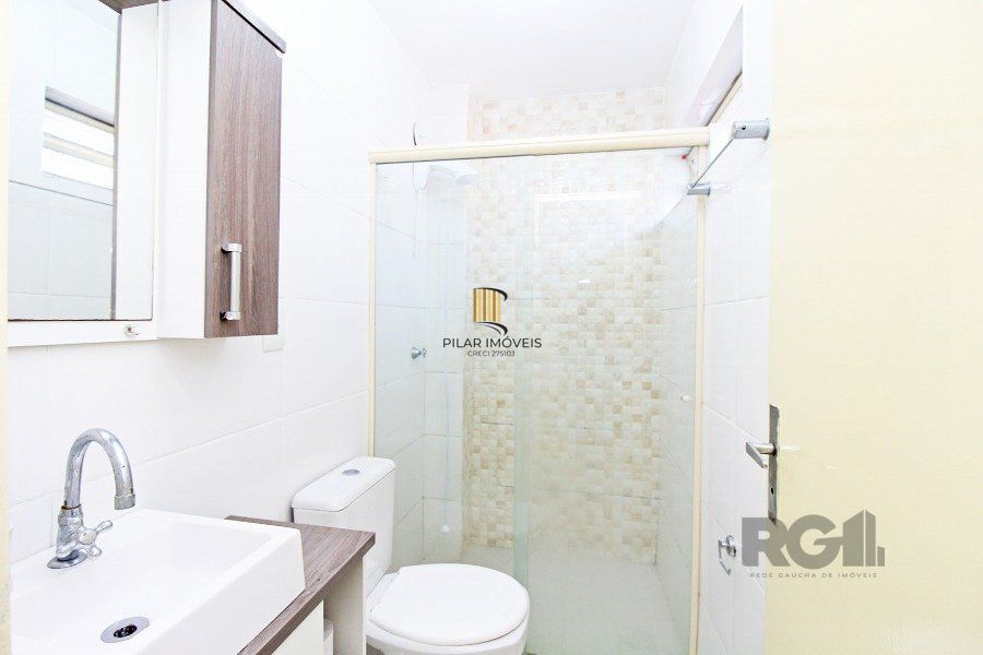 Apartamento 2 dormitórios com excelente localização, ventilado e iluminado., mobiliado, com churrasqueira ,  split nos quartos.