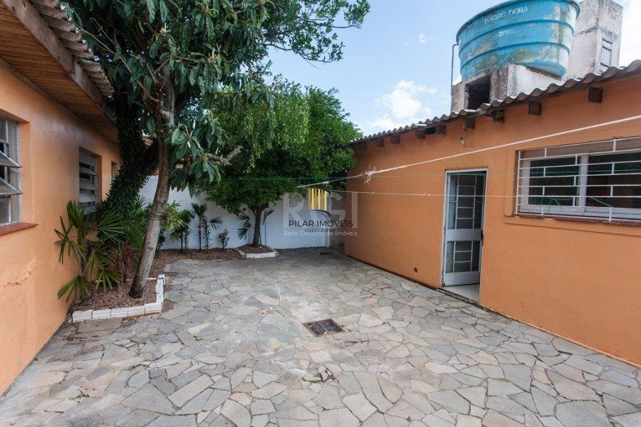 Casa para Venda - 400m², 3 dormitórios, sendo 1 suites, 5 vagas - Cristal