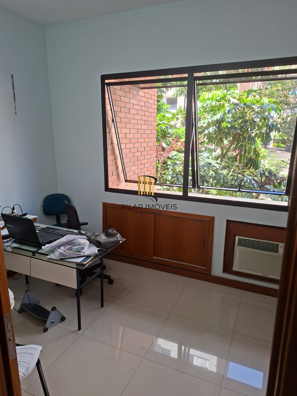 Sala com 41,14 me com uma vaga escriturada e coberta