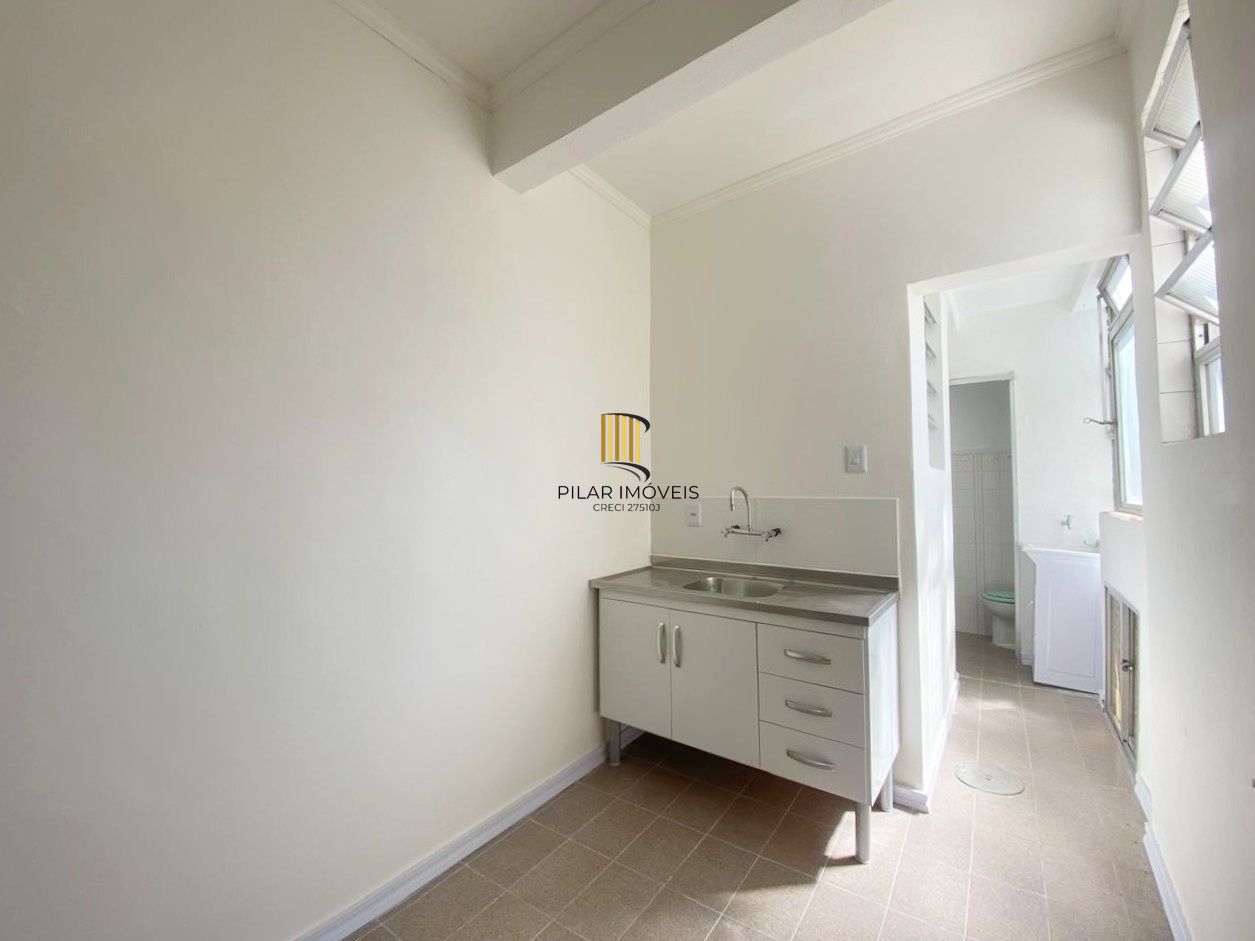 Apartamento  reformado de 3 dormitórios transformado em 2 perto da Redenção