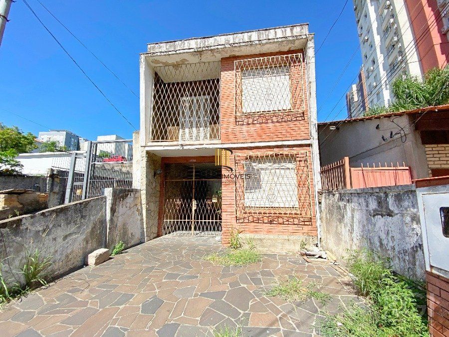 Casa/sobrado de alvenaria em pessimo estado,  com terreno de  5,70x44,00 (251m²)