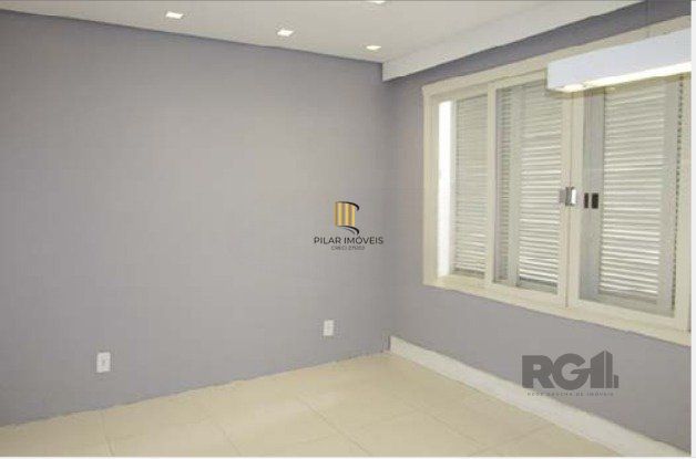 PRÉDIO A VENDA na rua Cairu, Navegantes Porto Alegre RS com aproximadamente 430m², com 2 pavimentos,  espaço de estacionamento para 8 veiculos,