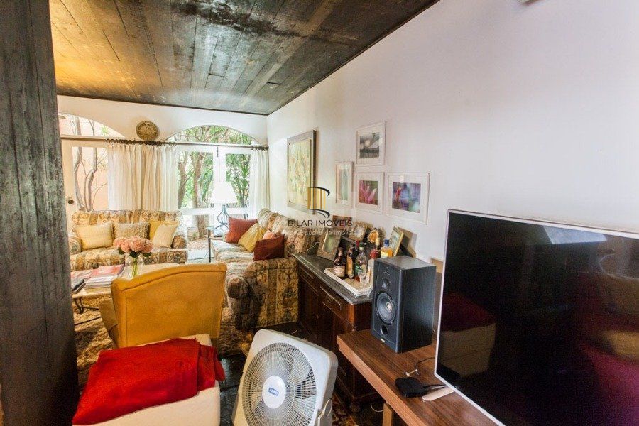 Casa para Venda - 400m², 3 dormitórios, sendo 1 suites, 5 vagas - Cristal