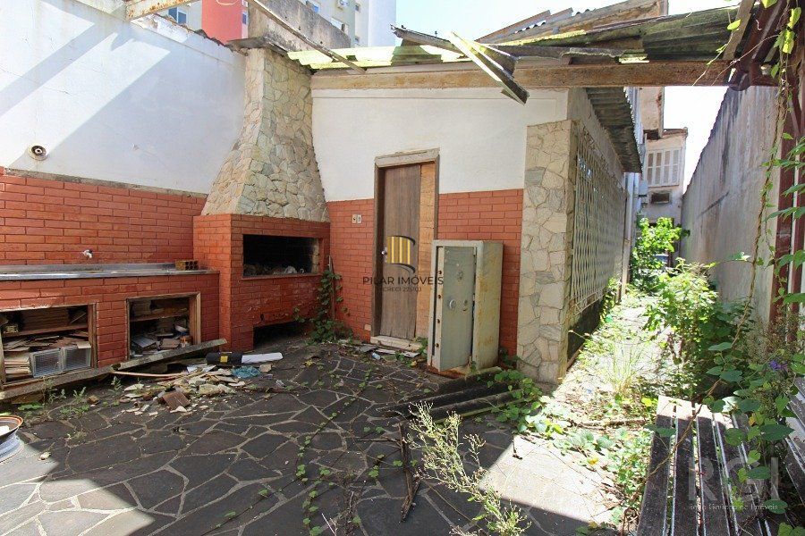 Casa/sobrado de alvenaria em pessimo estado,  com terreno de  5,70x44,00 (251m²)
