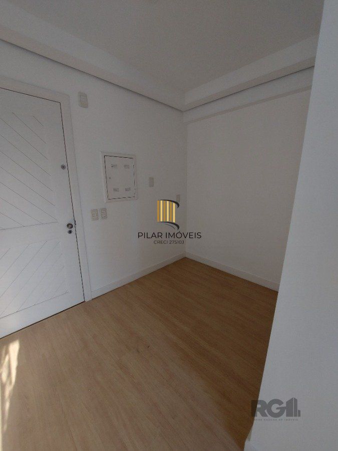 sala comercial, medindo 36,12 m² área privativa e 49,27 m² de área total, com 1 box coberto duplo, localizada no Moinhos de Vento