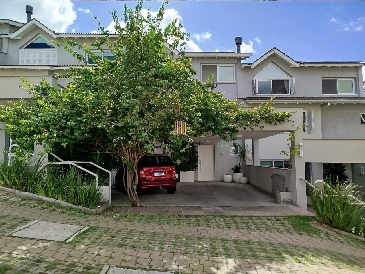 Venda casa em condomínio semi-novo com 330 metros quadrados privativos, 3 suítes, sendo 2 imensas e uma delas com lareira, lavabo, churrasqueira, terraço, piscina