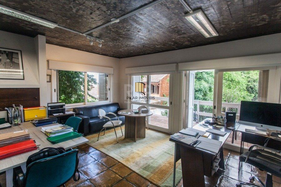 Casa para Venda - 400m², 3 dormitórios, sendo 1 suites, 5 vagas - Cristal
