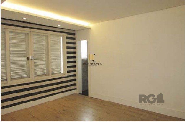 PRÉDIO A VENDA na rua Cairu, Navegantes Porto Alegre RS com aproximadamente 430m², com 2 pavimentos,  espaço de estacionamento para 8 veiculos,