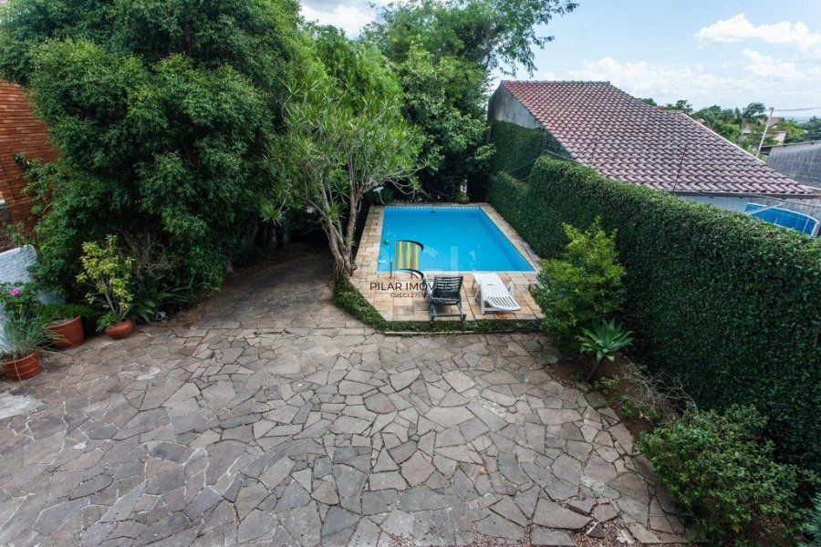 Casa para Venda - 400m², 3 dormitórios, sendo 1 suites, 5 vagas - Cristal