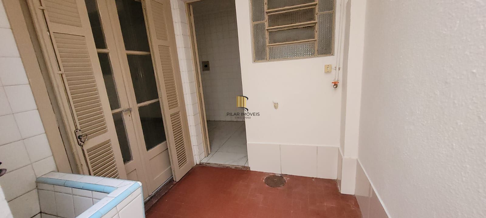 VENDA apartamento de 2 quartos térreo, localizado na rua Felipe de Oliveira, bairro Petrópolis