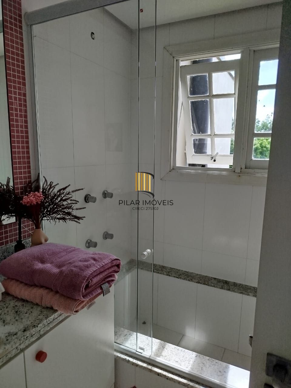 Venda casa em condomínio semi-novo com 330 metros quadrados privativos, 3 suítes, sendo 2 imensas e uma delas com lareira, lavabo, churrasqueira, terraço, piscina
