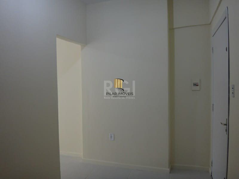 Sala comercial com 55,0 m2, com 2 banheiros e piso com porcelanato.