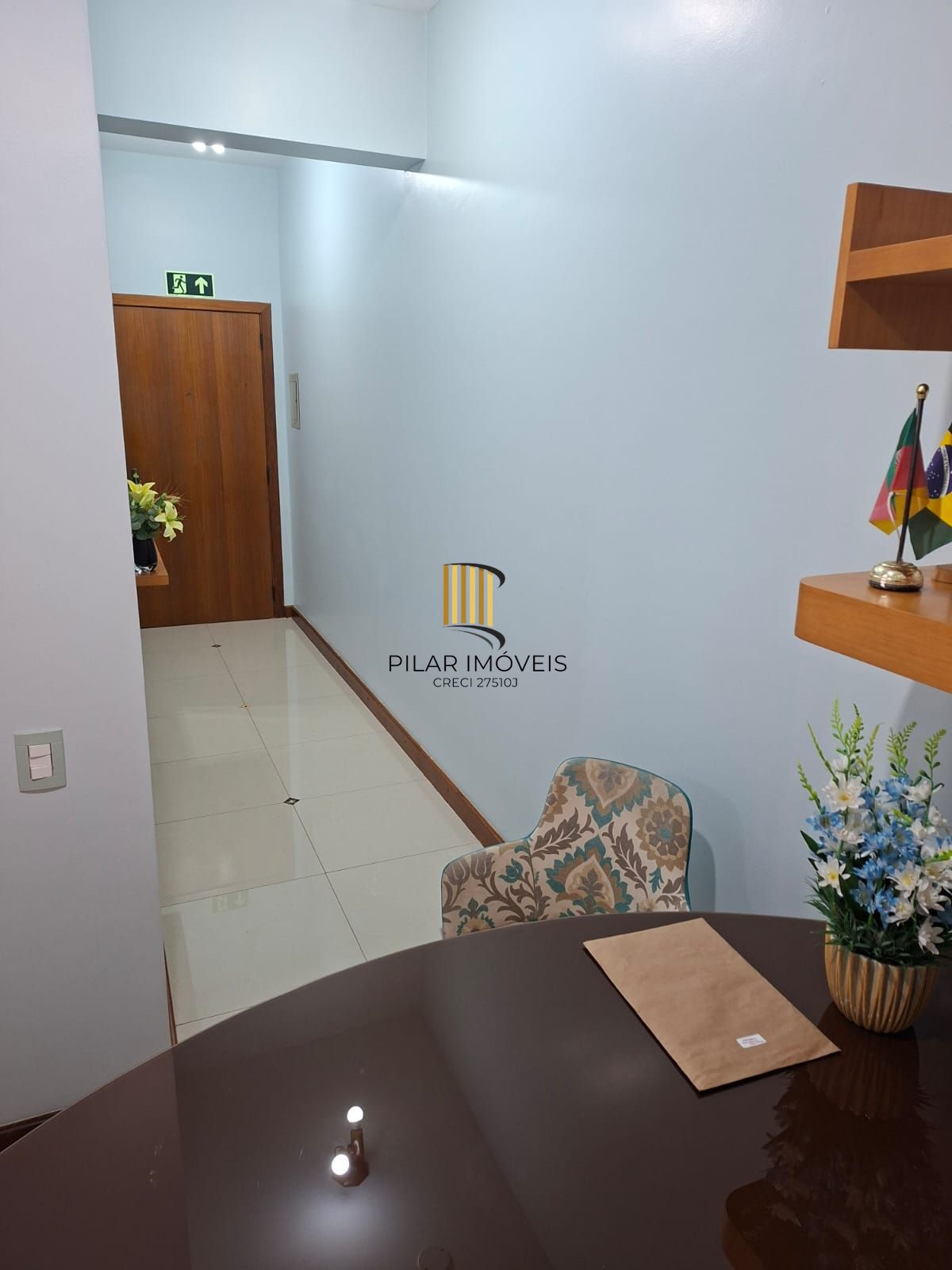 Sala com 41,14 me com uma vaga escriturada e coberta