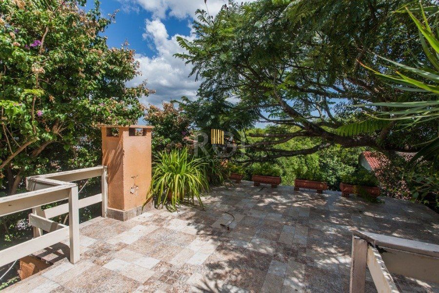 Casa para Venda - 400m², 3 dormitórios, sendo 1 suites, 5 vagas - Cristal